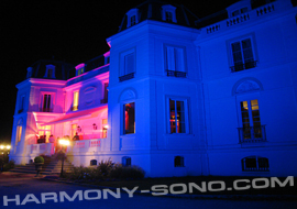 Eclairage architectural d'un chateau pour soirée de mariage